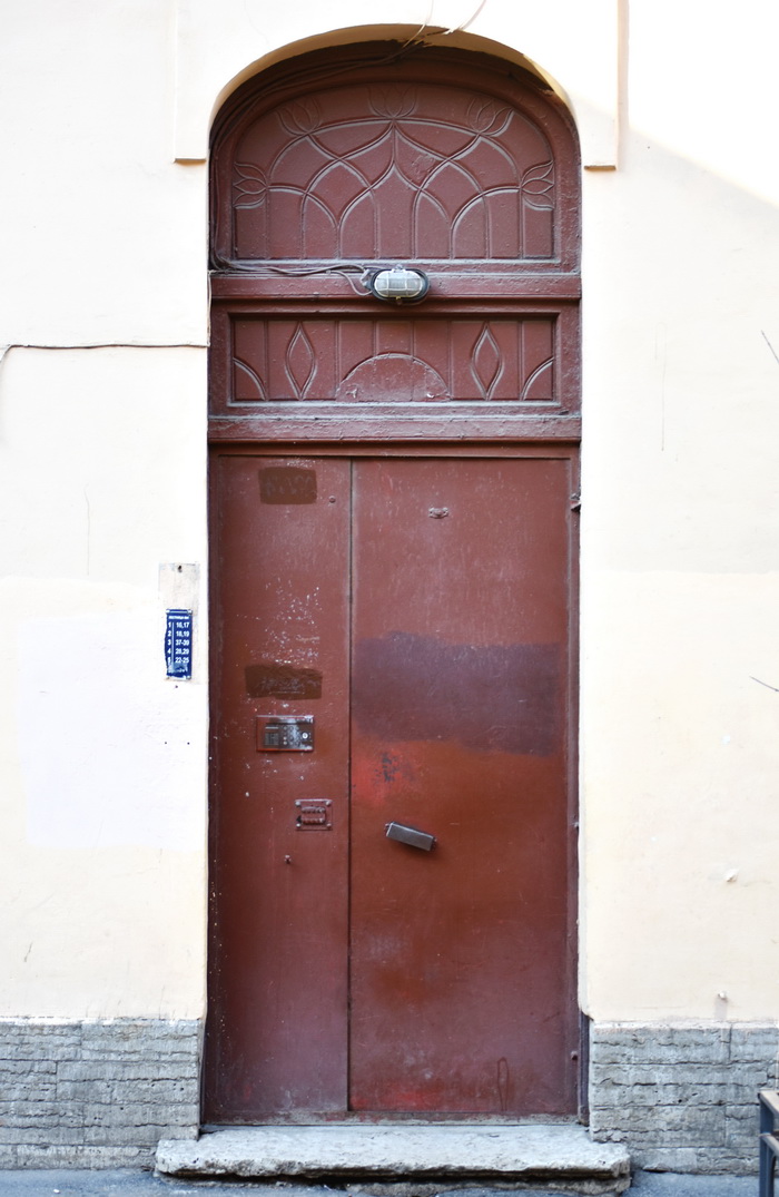 Средний пр., д. 27. Дверь с витражной фрамугой начала ХХ в. Фото 2020